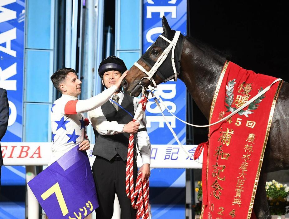 浦和記念を制したアウトレンジとクリスチャン・デムーロ騎手＝20日、浦和競馬場（撮影・菅原和彦）