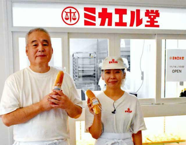 新店舗でジャリパンを販売する大津伸詠さん（右）と３代目店主の都成五男さん（左）