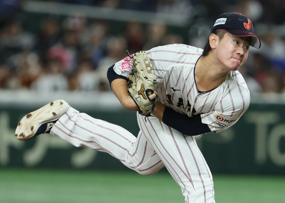 ベネズエラ戦の６回、力投する日本代表２番手の井上＝２２日、東京ドーム