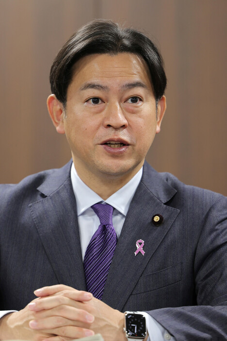 福岡資麿厚生労働相は２０日、報道各社のインタビューに応じ、政府が近くまとめる総合経済対策に介護職員の賃上げを盛り込む考えを表明した＝東京都千代田区