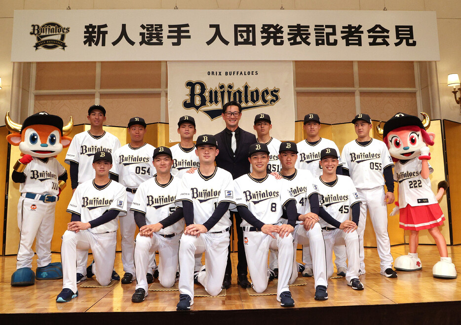 オリックスは２９日、大阪市内で新人１２選手（育成６人を含む）の入団発表を行った。ドラフト１位の麦谷祐介外野手（前列右から３人目）は目標とする選手に球団ＯＢで、米大リーグでも活躍したイチローさんを挙げた