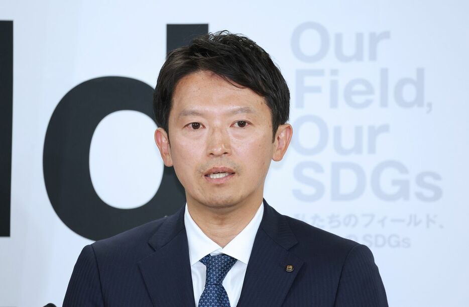 就任記者会見する斎藤元彦兵庫県知事＝2024年11月19日午後、神戸市中央区 - 写真＝時事通信フォト