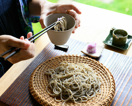 惚れ惚れする美しいお蕎麦。細く美しいのに味はしっかりの「玄挽き」1,300円。