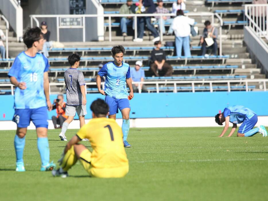 日本一を目指した桐光学園高は神奈川準決勝で敗退。チームを背中で引っ張ったCB杉野太一主将も選手権には届かなかった(Taro YOSHIDA)