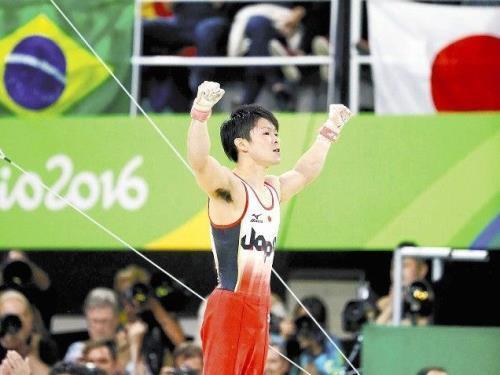 リオ五輪個人総合決勝の鉄棒で着地を決め、両手を突き上げる内村航平選手