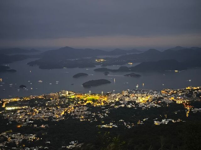 西貢の夜景（2.6倍、F2.0、1/14、ISO10000）