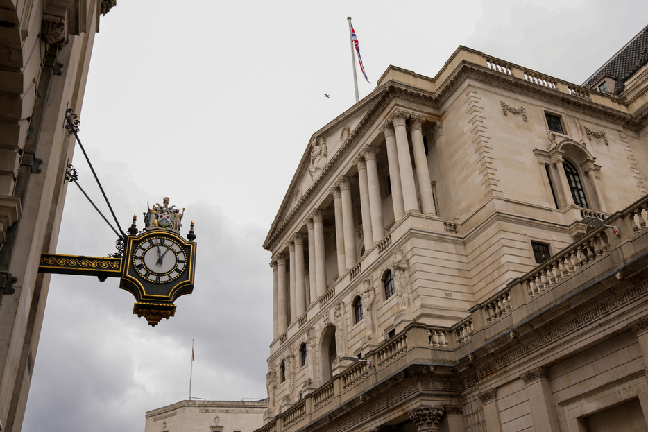 　１１月８日、イングランド銀行（ＢＯＥ、英中央銀行）のチーフエコノミスト、ヒュー・ピル氏は、スターマー英新政権がこのほど打ち出した予算による一時的なインフレ上昇は看過すべきだが、長期的に物価上昇圧力が高まる可能性は注視する必要があると述べた。写真は英中銀。英ロンドンで７月撮影（２０２４　ロイター／Maja Smiejkowska）