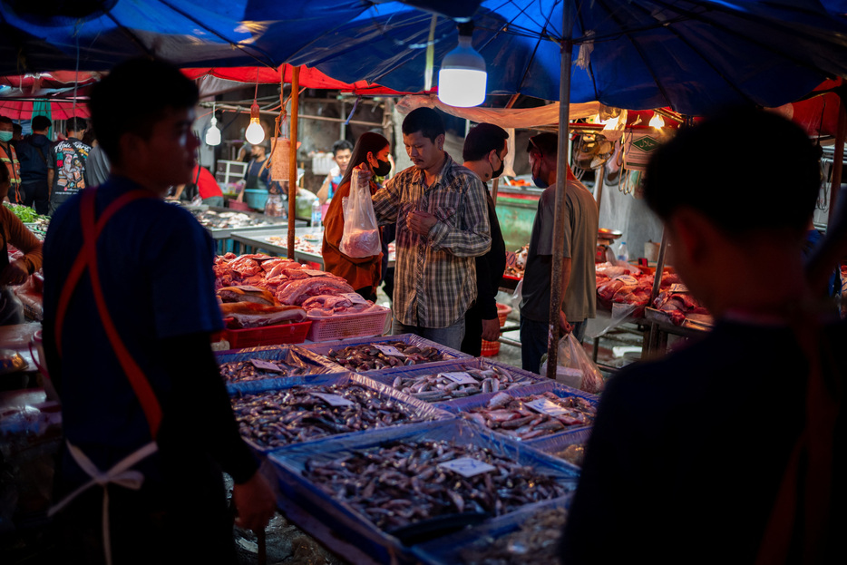 　タイ国家経済社会開発評議会（ＮＥＳＤＣ）が１８日発表した第３・四半期の国内総生産（ＧＤＰ）は前年同期比３．０％増加した。市場予想の２．６％増を上回り、２年ぶりの高い伸びとなった。写真はバンコクの市場で昨年１０月撮影（２０２４年　ロイター/Athit Perawongmetha）