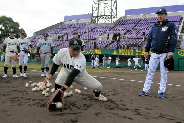 指導を受ける高校生ら=2024年11月24日、わかさスタジアム京都、清水謙司撮影