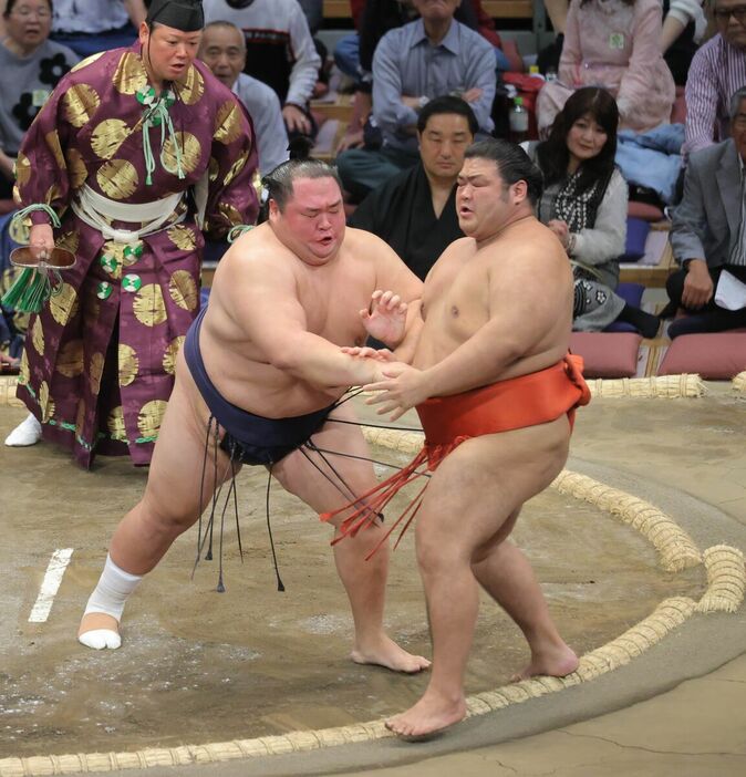 友風（左）は押し出しで志摩ノ海を破った（カメラ・池内　雅彦）