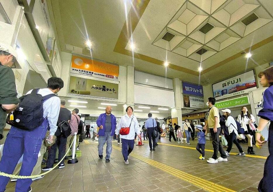 大勢の家族連れらでにぎわう旧松山駅舎（松山市で）