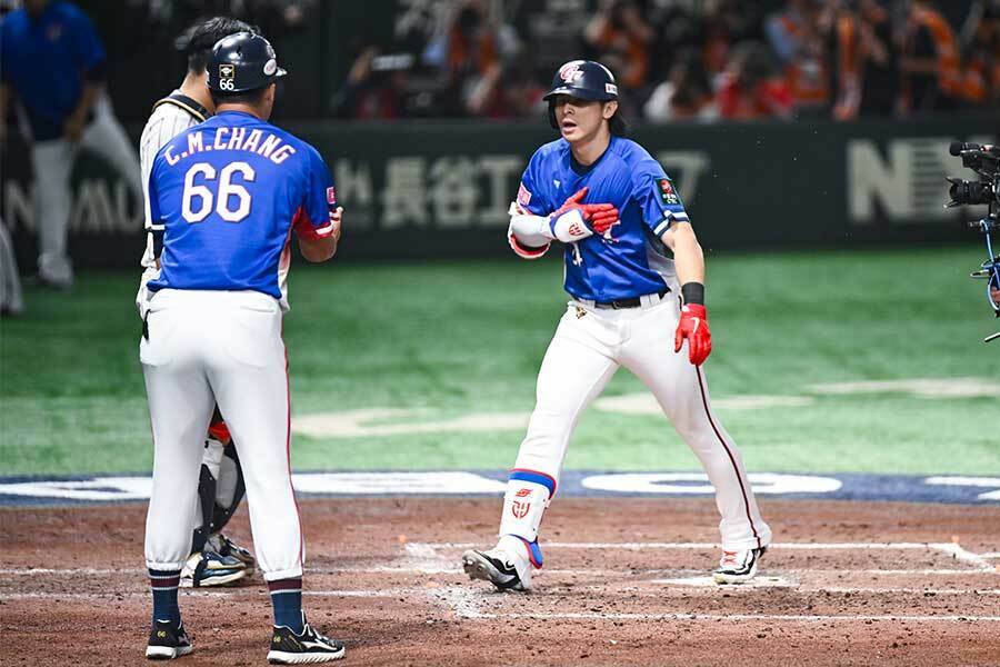 決勝戦で3ランHRを放ち、胸に手を当てる陳傑憲【写真：中戸川知世】