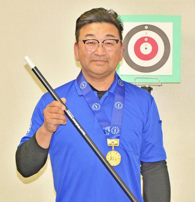 吹き矢で日本一を射止めた伊東さん。「鍛えた集中力を仕事に生かしたい」と話した