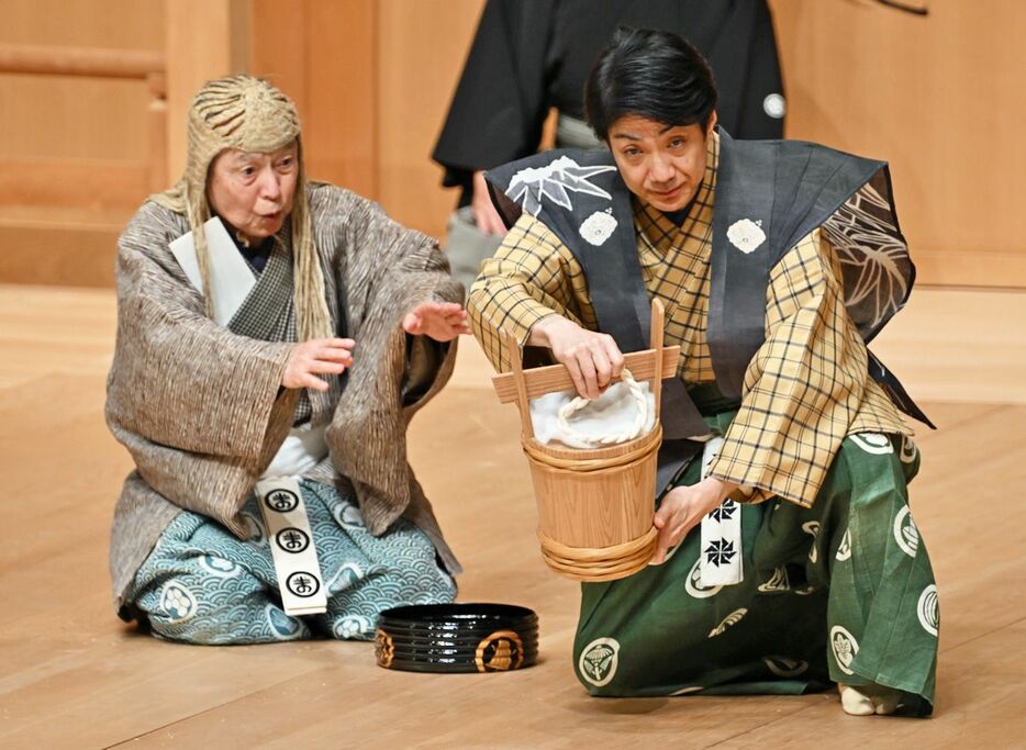 狂言「木六駄」で、届け物の酒だるを途中の茶屋で空けてしまう太郎冠者役の野村万作さん（左）と、茶屋役の萬斎さん＝12日夜、青森市のリンクステーションホール青森