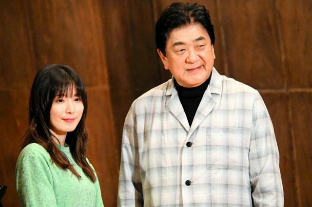 司会の松岡茉優さん（左）と総監督・指揮の佐渡裕さん=2024年11月21日、東京都新宿区、照井琢見撮影