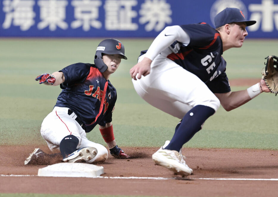 ７回無死二塁、盗塁を決める五十幡亮汰(カメラ・小林　泰斗)