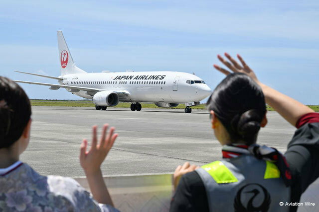 奄美空港に到着するJALの737-800＝24年7月 PHOTO: Tadayuki YOSHIKAWA/Aviation Wire