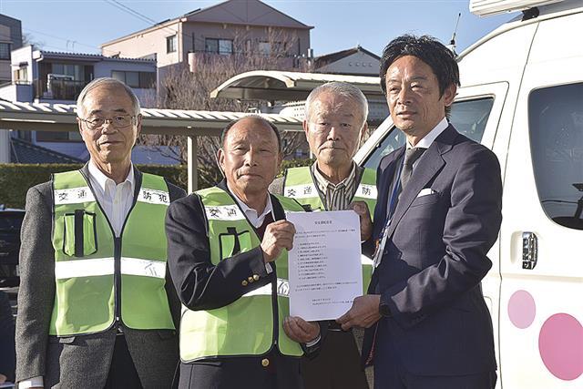 原市長（右端）に安全運転を誓ったドライバーの皆さん