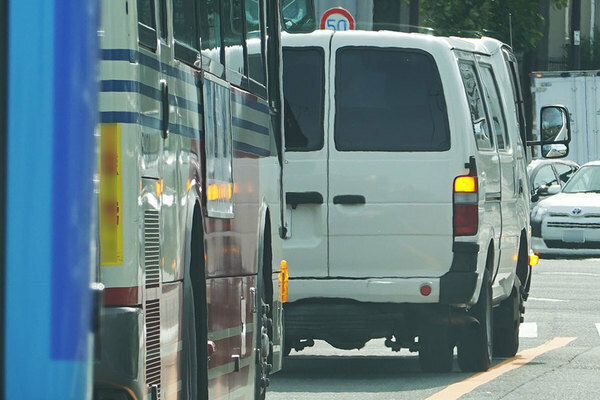 街で見かけるダイナルートバン。後ろから見るとハイエースだ（乗りものニュース編集部撮影）。