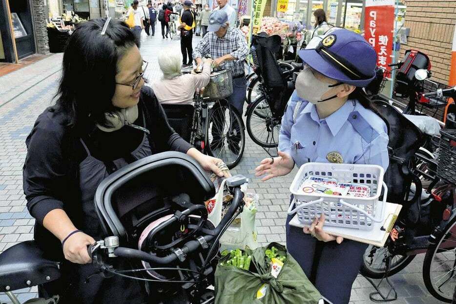 ながらスマホの厳罰化を知らせる兵庫県警灘署員ら（神戸市灘区で）