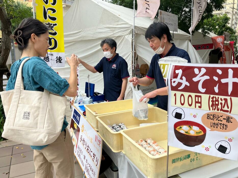 「でいご亭」朝ごはんの部でおにぎりを買い求める人たち＝12日朝、那覇市泉崎の琉球新報ビル1階「あじま～る」