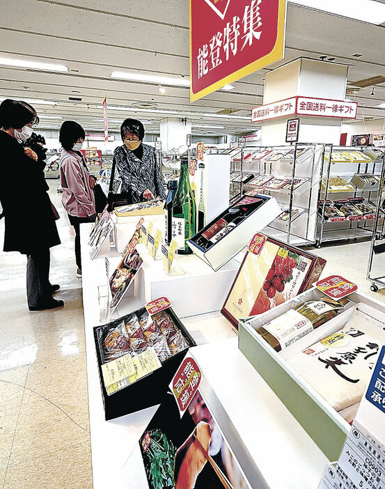 歳暮の商品を品定めする来店客＝１３日午前１０時半、金沢市の金沢エムザ