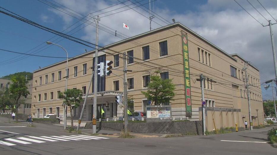 傷害容疑で72歳の男を逮捕した小樽警察署