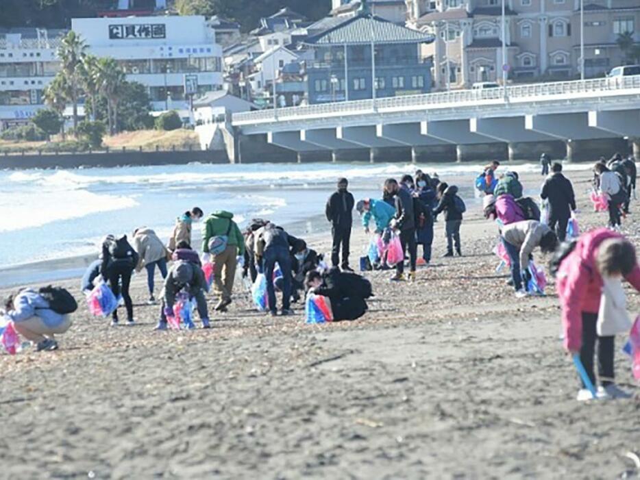 江ノ島で2021年に開催された「お笑いビーチクリーン」の様子