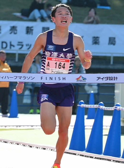 2位でゴールする駒大の帰山（撮影・飯岡大暉）