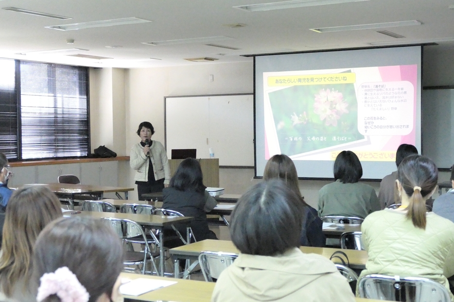 研修会で講義を行う塚本事務局長=岡山県津山市で