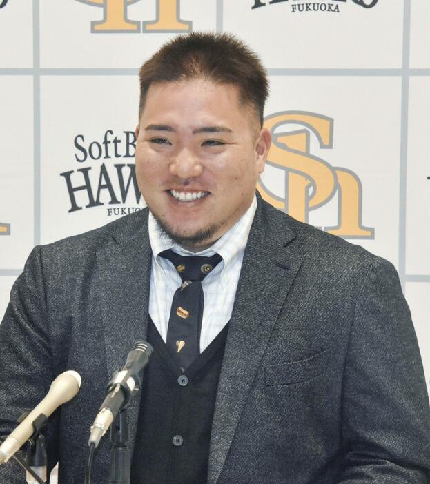 契約更改交渉を終え、記者会見するソフトバンク・山川＝22日、みずほペイペイドーム