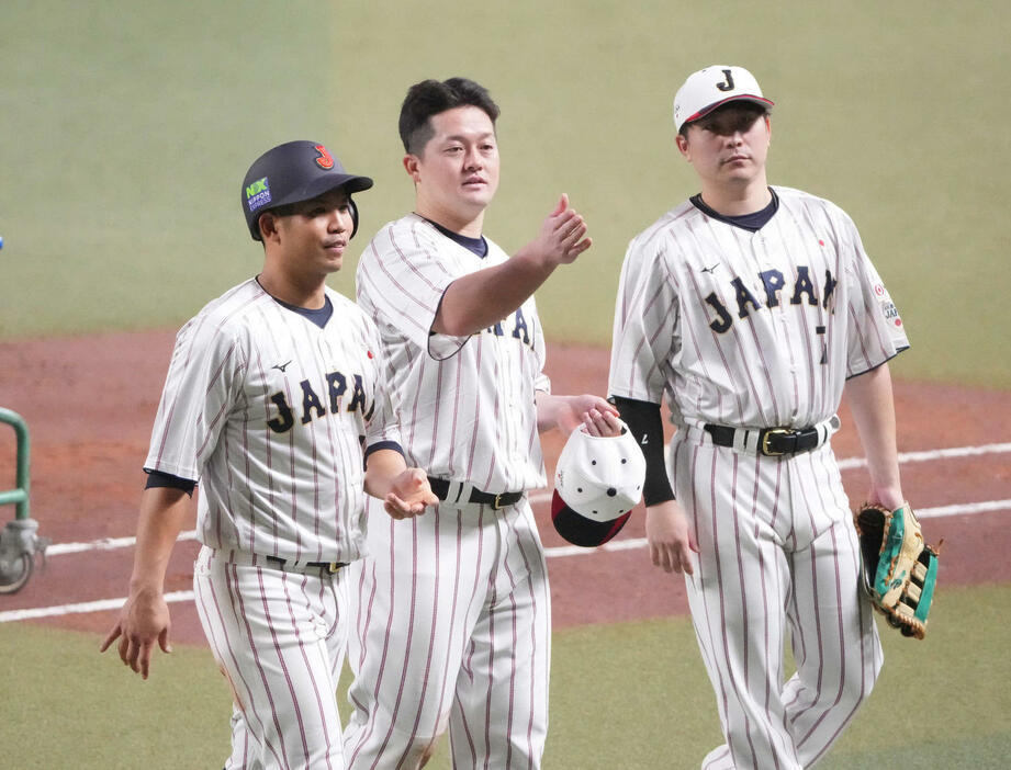 チームに合流した（左から）桑原、牧、佐野（撮影・森本幸一）