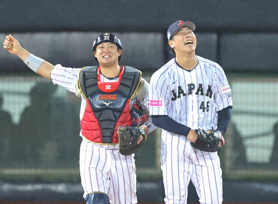 勝利し笑顔の佐藤都志也（左）と藤平尚真（カメラ・中島　傑）