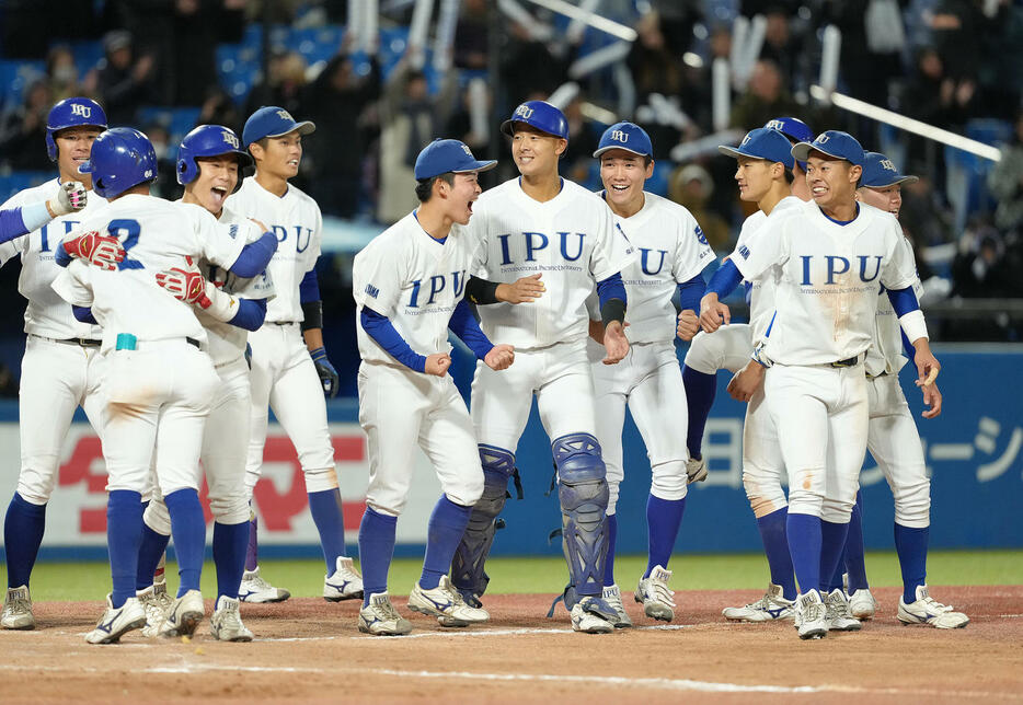 早大対環太平洋大　早大にサヨナラ勝ちし歓喜する環太平洋大の選手たち（撮影・足立雅史）