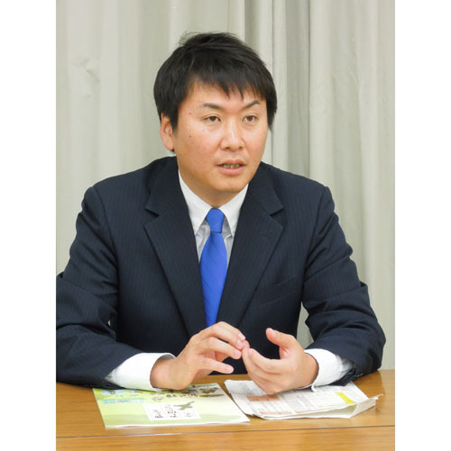 【取材に応じる稲森氏＝県庁で】