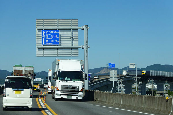 豊橋の臨海部を貫く名豊道路（乗りものニュース編集部撮影）。