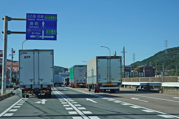 国道1号の音羽蒲郡IC付近。名豊道路の分断区間を迂回する大型車が多い（乗りものニュース編集部撮影）。