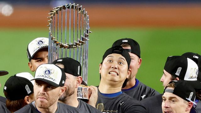 ワールドチャンピオンのトロフィーを持つ大谷翔平選手(写真：アフロ)