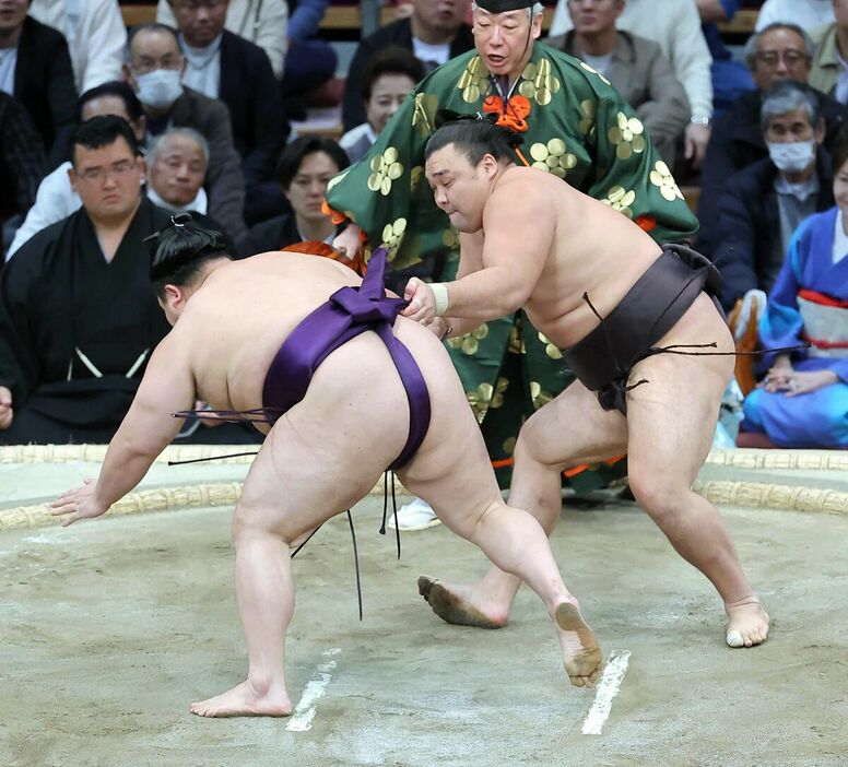 霧島（右）が上手投げで美ノ海を下す　（カメラ・豊田　秀一）