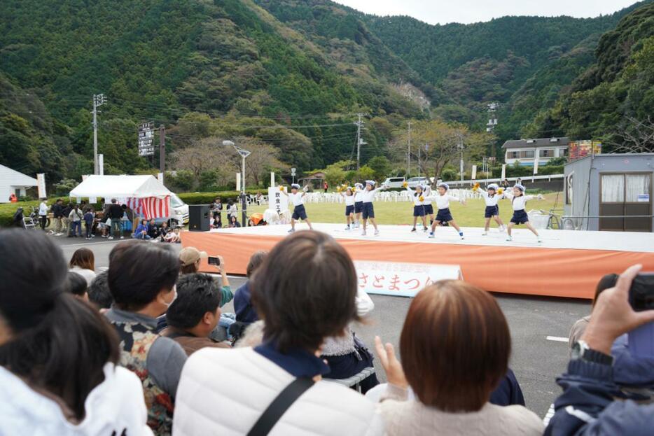 仁科認定こども園と伊豆海認定こども園の園児らによるダンスパフォーマンス