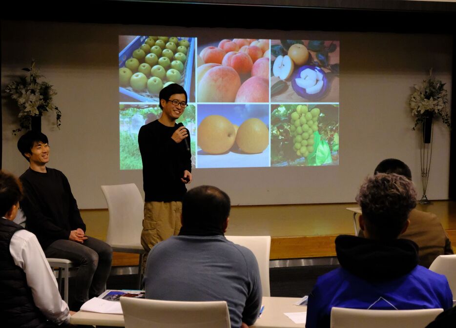 事業について語った日下部さん（中央）と関さん（左）＝京丹後市峰山町・「ＫＩＳＳＵＩＥＮ　Ｓｔａｙ＆Ｆｏｏｄ」