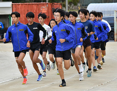 【男子の部で4年連続35回目の都大路を目指す伊賀白鳳の選手ら】