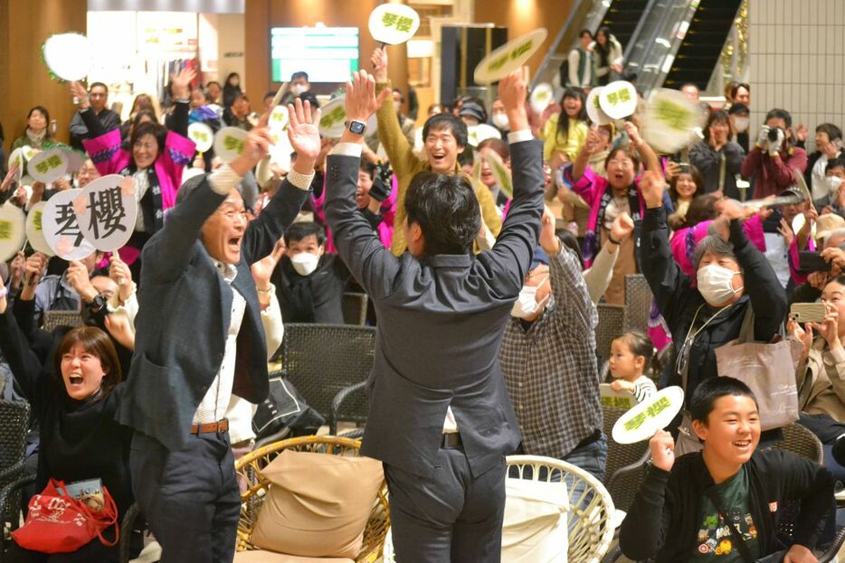 琴桜優勝の瞬間、歓喜する市民ら＝24日、松戸市のテラスモール松戸（岡田浩明撮影）