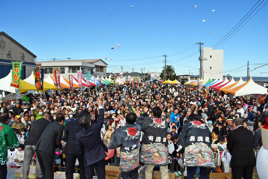 多くの人が集まった餅投げ