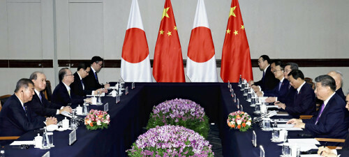 日中首脳会談を行う石破首相（左端）と中国の習近平国家主席（右端）（１５日午後５時４分、ペルー・リマで）＝川口正峰撮影