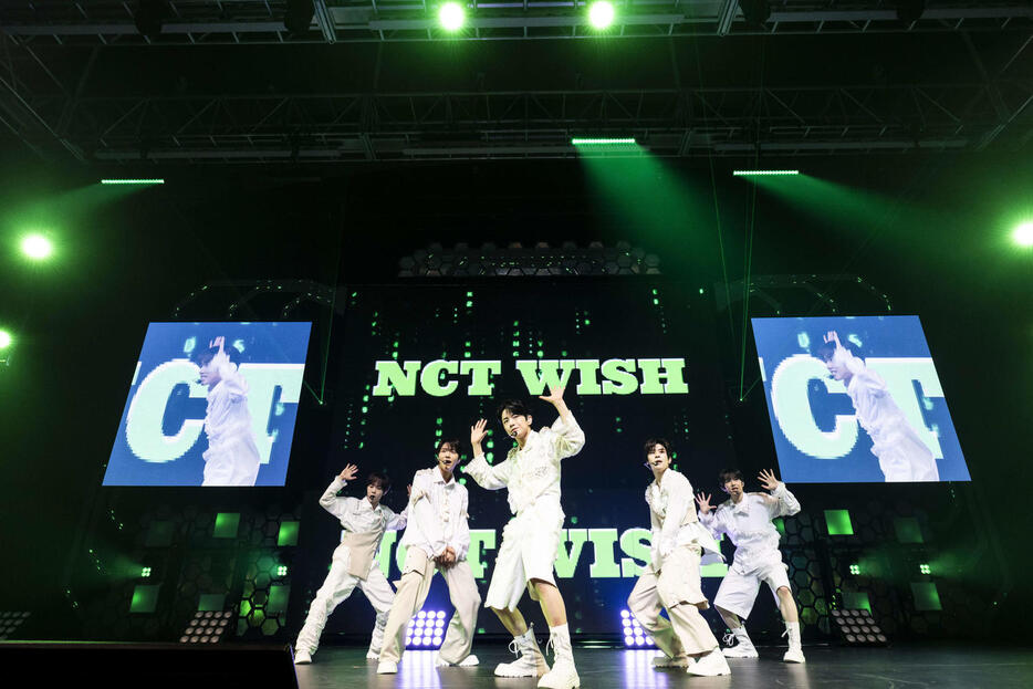 「2024 NCT WISH ASIA TOUR LOG in JAPAN」でパフォーマンスするNCT WISH。左からリョウ、ジェヒ、ユウシ、シオン、サクヤ