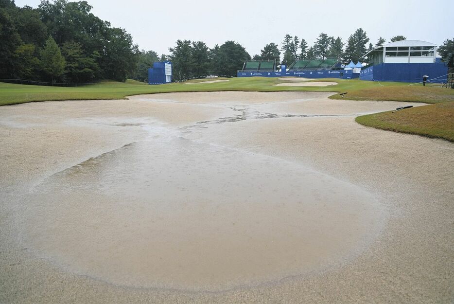 雨で水がたまった１８番のバンカー。悪天候のため競技は中止