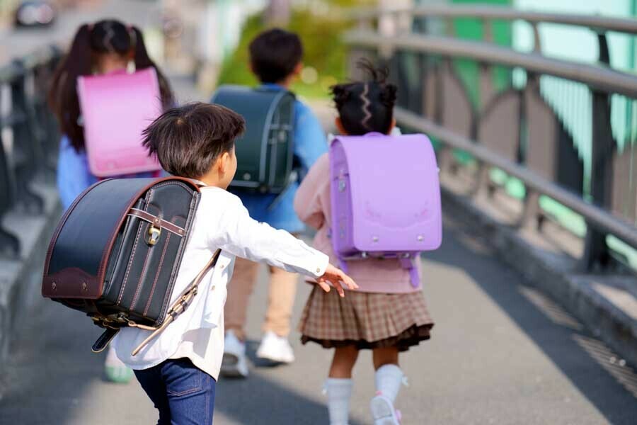 歩道橋を渡る子どもたち（画像：写真AC）