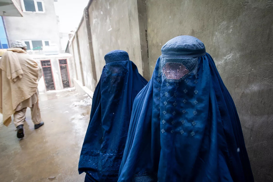 2021年、カブールの街角にいる女性たち。photography: Getty Images