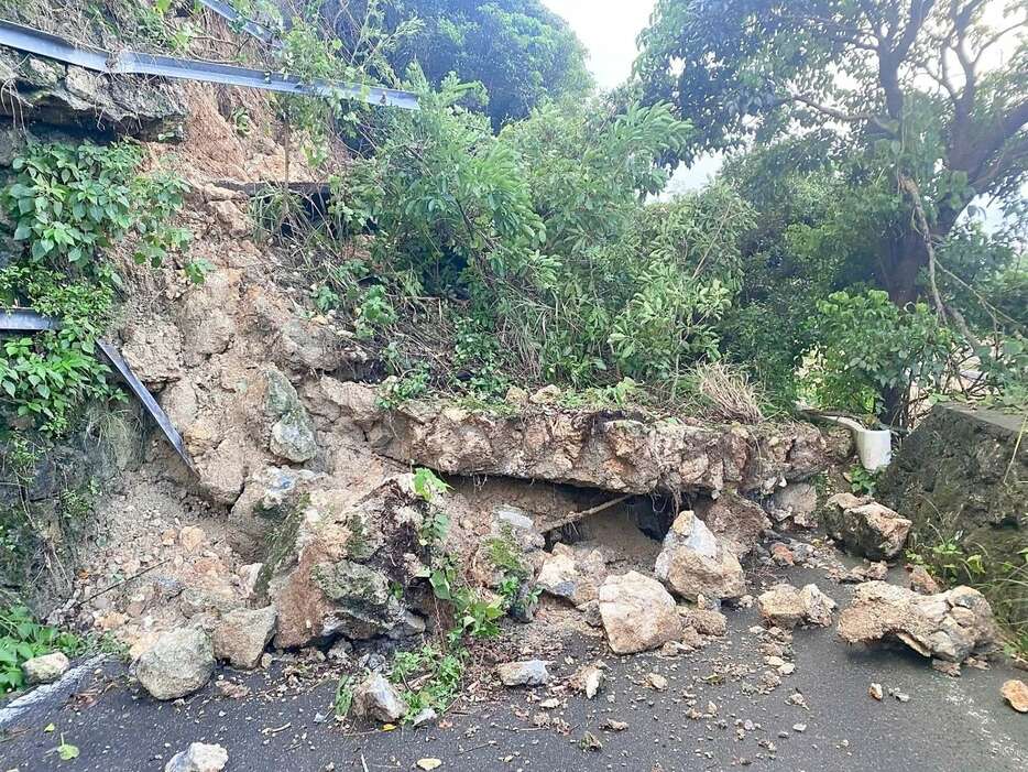 記録的な雨による土砂崩れ現場＝１０日午後５時ごろ、与論町立長